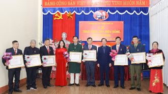 444 đảng viên được tặng và truy tặng Huy hiệu Đảng