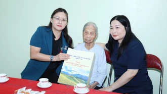 Phó Bí thư Tỉnh ủy Giàng Thị Dung thăm, tặng quà người có công, gia đình chính sách xã Thượng Bằng La