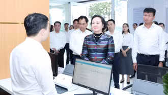 Phó Thủ tướng Phạm Thị Thanh Trà kiểm tra tình hình thực hiện nhiệm vụ của Trung tâm Phục vụ hành chính công phường Cam Đường