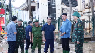 Các đồng chí lãnh đạo tỉnh kiểm tra, chỉ đạo công tác khắc phục hậu quả bão số 10