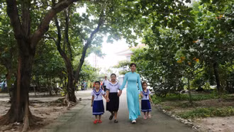 Duyên dáng tà áo dài giữa trùng khơi lộng gió