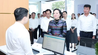 Phó Thủ tướng Phạm Thị Thanh Trà kiểm tra tình hình thực hiện nhiệm vụ của Trung tâm Phục vụ hành chính công phường Cam Đường