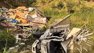 Bảo Thắng: Tai nạn ô tô tải khiến 3 người bị thương nặng