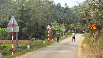 Xuất hiện nhiều biển báo hiệu giao thông bất cập trên Tỉnh lộ 157 đoạn qua huyện Bảo Thắng