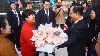 Đoàn đại biểu châu Hồng Hà (Trung Quốc) và Tổng Lãnh sự quán Việt Nam tại Côn Minh nhập cảnh tham dự Chương trình giao lưu văn nghệ chào Xuân qua biên giới