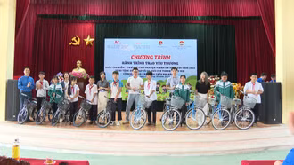 Cốc San: Trao 25 xe đạp và hỗ trợ xây dựng 2 nhà ở cho học sinh có hoàn cảnh khó khăn