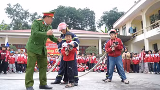 Hơn 500 học sinh trải nghiệm thực hành phòng cháy, chữa cháy và cứu nạn cứu hộ