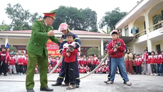 Hơn 500 học sinh trải nghiệm thực hành phòng cháy, chữa cháy và cứu nạn cứu hộ.