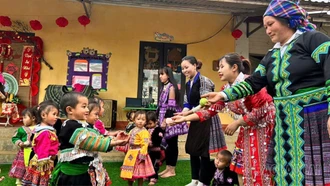 Mang mùa xuân đến với trẻ em vùng cao