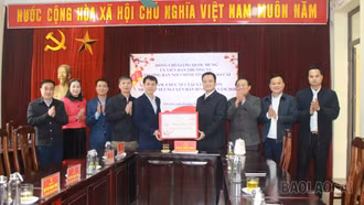 Trưởng Ban Nội chính Tỉnh ủy Giàng Quốc Hưng kiểm tra, tặng quà Tết tại xã Liên Sơn