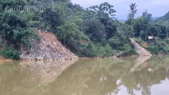 Cần ngăn chặn tình trạng đổ thải xuống sông Chảy