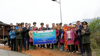 Tuổi trẻ Tổng công ty Điện lực miền Bắc và Công an thành phố Hà Nội tổ chức chương trình “Hành trình nghĩa tình - Tiếp bước em tới trường” tại xã Trạm Tấu