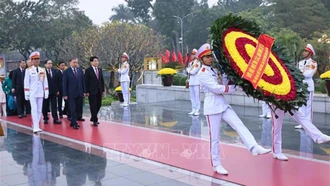 Các đại biểu dự Đại hội XIV của Đảng viếng Chủ tịch Hồ Chí Minh