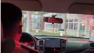 Cảnh sát giao thông Lào Cai dùng xe công vụ hỗ trợ đưa cháu bé bị ngã từ tầng 2 đi cấp cứu