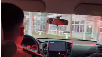 Cảnh sát giao thông Lào Cai dùng xe công vụ hỗ trợ đưa cháu bé bị ngã từ tầng 2 đi cấp cứu