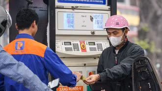 Giá xăng giảm gần 4.000 đồng một lít