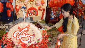 Nhộn nhịp thị trường phụ kiện trang trí Tết