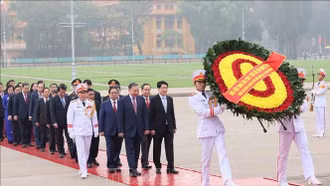 Đại biểu Quốc hội khóa XVI vào Lăng viếng Chủ tịch Hồ Chí Minh và đặt vòng hoa tại Đài tưởng niệm các Anh hùng, liệt sĩ