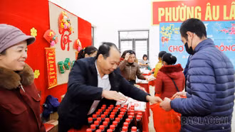 Phường Âu Lâu trao trên 700 suất quà Tết cho Nhân dân