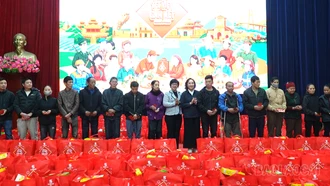 300 phần quà “Chung vị Tết Việt” được trao cho người dân xã Phong Hải