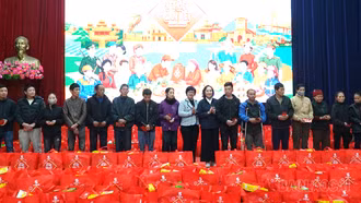 300 phần quà “Chung vị Tết Việt” được trao cho người dân xã Phong Hải