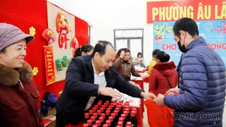 Phường Âu Lâu trao trên 700 suất quà Tết cho Nhân dân
