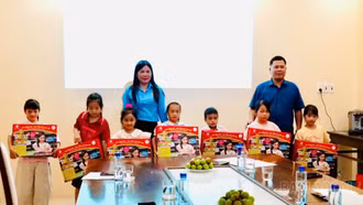 Liên đoàn Lao động tỉnh trao tặng bút học tiếng Anh cho con đoàn viên, người lao động có hoàn cảnh khó khăn