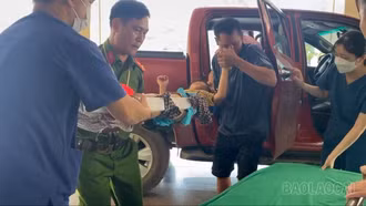 Công an xã Mường Khương đưa cháu bé gãy xương đùi đi cấp cứu