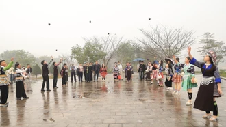 Lan tỏa bản sắc văn hóa Mông giữa lòng phố