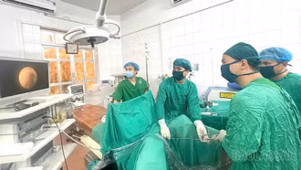 Bệnh viện Đa khoa số 3 tỉnh: Nội soi tán sỏi thành công, bảo tồn chức năng thận cho bé 8 tuổi