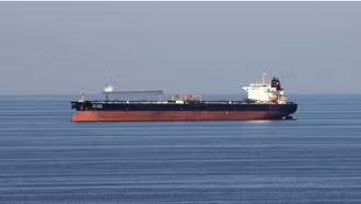 Mỹ cho phép các nước mua dầu Nga mắc kẹt trên biển trong 30 ngày