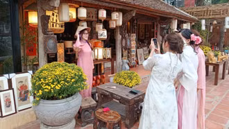 Người trẻ làm mới cách ăn Tết giữa nhịp sống hiện đại