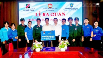 Trao kinh phí hỗ trợ làm đường giao thông nông thôn tại xã Dương Quỳ