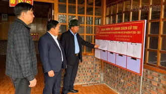 Đồng chí Sùng A Lềnh kiểm tra công tác chuẩn bị bầu cử tại xã Tả Van