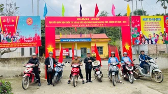 Xã Khánh Hòa mang thông tin bầu cử đến cử tri vùng khó