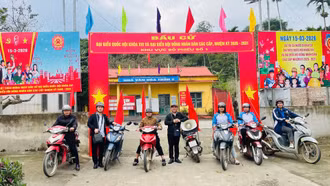 Xã Khánh Hòa mang thông tin bầu cử đến cử tri vùng khó