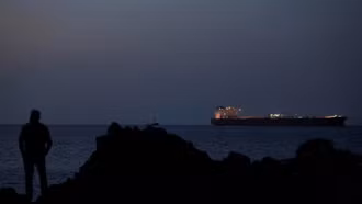 Iran soạn luật thu phí tàu qua eo biển Hormuz, châu Á chật vật trong cơn 'khát' dầu