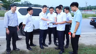 Phó Chủ tịch UBND tỉnh Nguyễn Thành Sinh kiểm tra tiến độ giải ngân vốn đầu tư công, công tác thu ngân sách tại xã Quy Mông và Trấn Yên