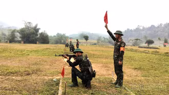Chiến sĩ mới Bộ Chỉ huy Quân sự tỉnh bước vào thực hành bắn đạn thật