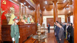 Chủ tịch UBND tỉnh Nguyễn Tuấn Anh dâng hương tại Khu tưởng niệm Chủ tịch Hồ Chí Minh và viếng Nghĩa trang liệt sĩ