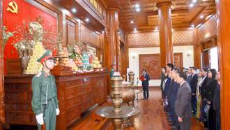 Chủ tịch UBND tỉnh Nguyễn Tuấn Anh dâng hương tại Khu tưởng niệm Chủ tịch Hồ Chí Minh và viếng Nghĩa trang liệt sĩ