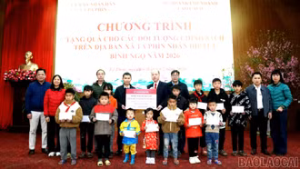 Agribank Lào Cai II trao hàng trăm suất quà Tết đến hộ nghèo, gia đình chính sách và học sinh