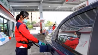 Trung Quốc lần đầu áp dụng biện pháp kiểm soát tạm thời giá xăng dầu sau 13 năm