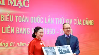 Tiếp nhận 30 ảnh tư liệu quý về Chủ tịch Hồ Chí Minh do Đại sứ quán Liên bang Nga trao tặng