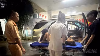 Cảnh sát giao thông Lào Cai kịp thời dẫn đường, đưa cháu bé gặp tai nạn đi cấp cứu