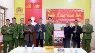 Đồng chí Sùng A Lềnh thăm, chúc Tết và tặng quà nhân kỷ niệm Ngày thành lập Đảng