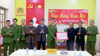 Đồng chí Sùng A Lềnh thăm, chúc Tết và tặng quà nhân kỷ niệm Ngày thành lập Đảng