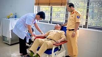 Đại úy cảnh sát giao thông hiến máu kịp thời, cứu sống sản phụ băng huyết và thai nhi