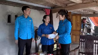 Công đoàn phường Nghĩa Lộ thăm hỏi, hỗ trợ đoàn viên bị thiệt hại do giông lốc
