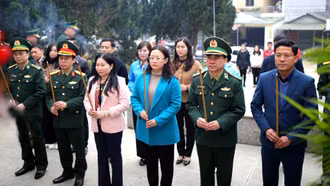 Đoàn công tác Bộ Tư lệnh Bộ đội Biên phòng và tỉnh Lào Cai dâng hương tưởng niệm các Anh hùng liệt sĩ tại Đồn Biên phòng Pha Long